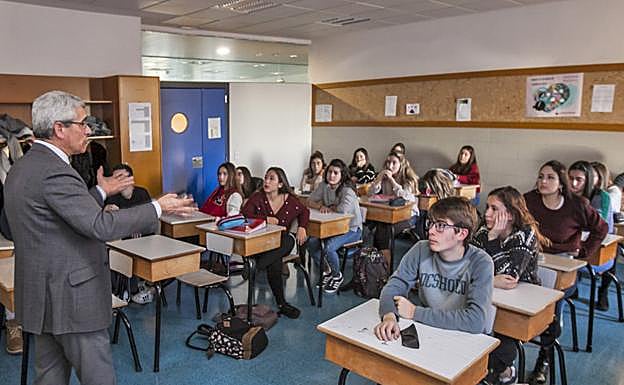 Jaime de la Cal es el mentor de los alumnos de Corazonistas.