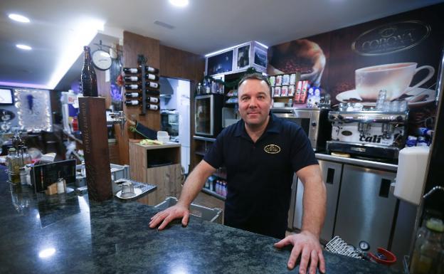 David González, propietario de la cervecería Corona en la calle Pedro Temboury.