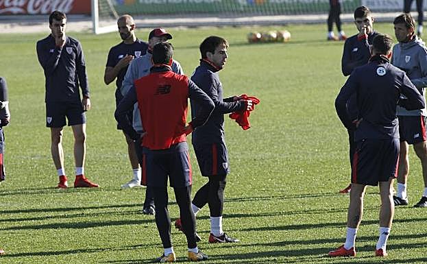 Beñat, en el centro de la imagen, durante el entrenamiento de esta mañana en Lezama.