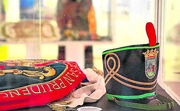 Gorro del director de la tamborrada y pendón de la cofradía.