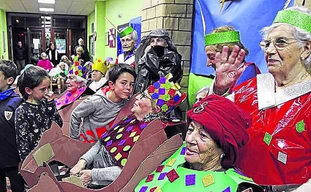 Los mayores diseñaron sus propios disfraces. 