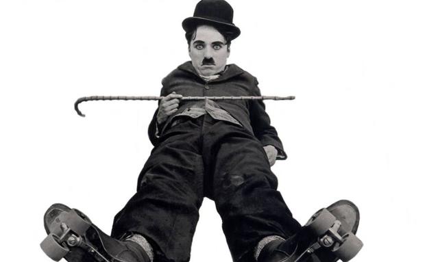 Charles Chaplin dando vida a su personaje más conocido, Charlot.