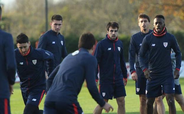 Los jugadores del Athletic se entrenaron ayer en Lezama a puerta cerrada y pulieron los detalles de su juego de partido de esta tarde ante el Betis. 