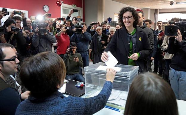 La representante de ERC Marta Rovira vota en Vic.