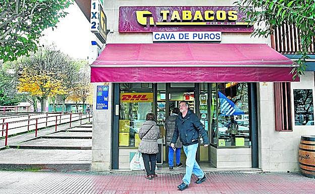 A los tres encapuchados sólo les dio tiempo a llevarse unas pocas cajetillas.