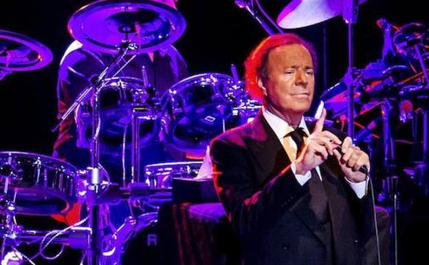 Julio Iglesias durante un concierto en Ámsterdam.