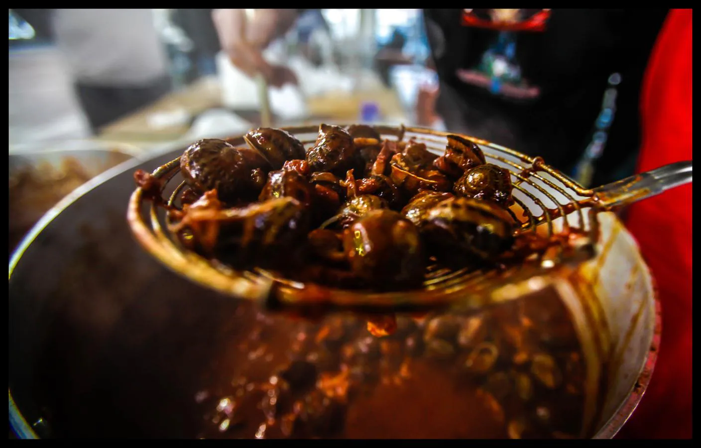 Los participantes han presentado sus deliciosos platos en el Concurso de caracoles de Euskadi y concurso de cazuela de caracol casera