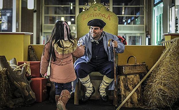 ¿Has sido buena? Igor atiende a una niña en su trono del centro comercial Zubiarte. 