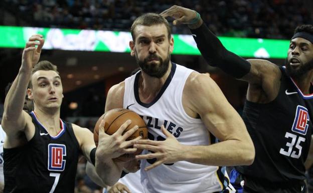 Marc Gasol protege un balón.