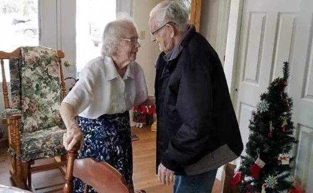 Obligan a una pareja de ancianos a pasar su primera Nochebuena separados en 69 años