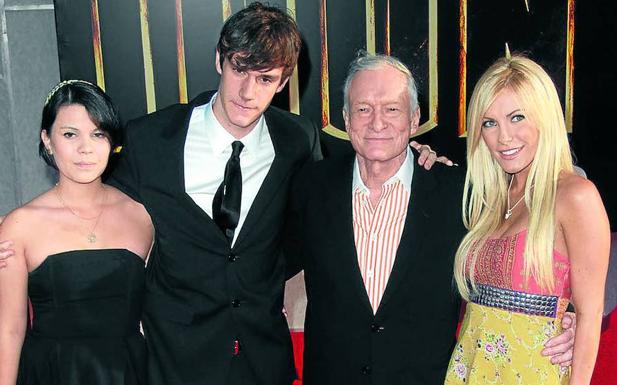 El editor junto a su última esposa, Crystal Harris, de 31 años, su hijo Cooper Hefner y su nuera.