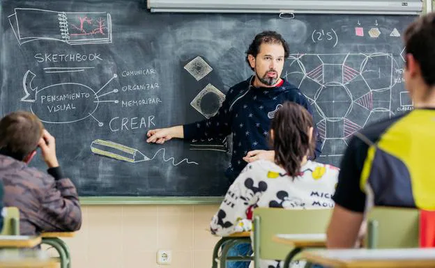 Rubén Fernández Santos utiliza cómics para sus clases en el instituto de Valera de Abajo, en Cuenca.