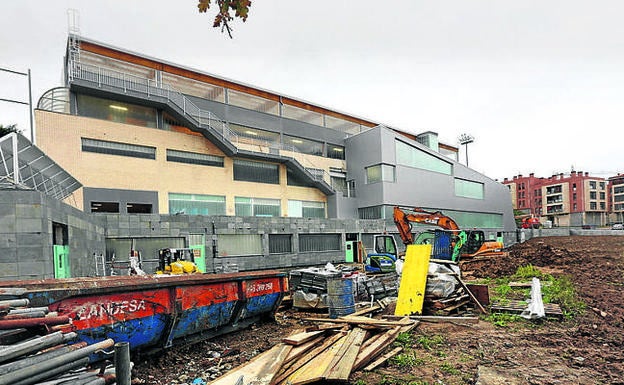 Labores de construcción del polideportivo. 