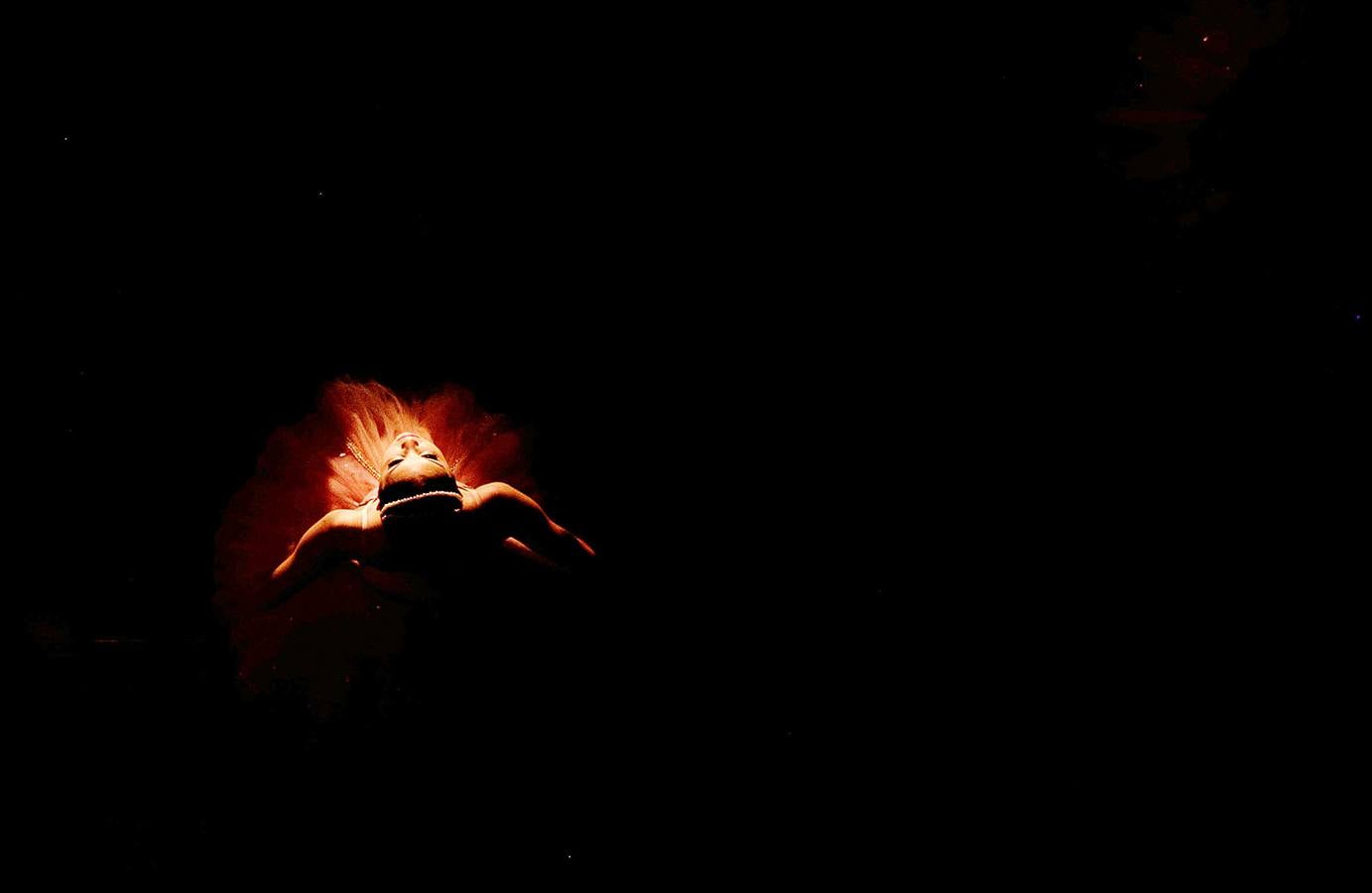 Los trabajadores del Teatro Municipal de Río, uno de los más prestigiosos de América Latina, dependen directamente del Estado de Río de Janeiro, que el pasado mes de julio decretó la situación de "calamidad financiera" para todo su territorio. La situación ha llegado a tal extremo que algunas bailarinas del ballet del teatro buscan dinero extra limpiando casas de amigas y el primer bailarín, Filipe Moreira, tuvo que vender su coche y ahora usa el de su madre para trabajar como conductor de Uber. El pasado primero de mayo se representó la ópera Norma, de Bellini, en forma de concierto, porque el coro debía ir a las funciones todos los días y no tienen dinero para desplazarse.