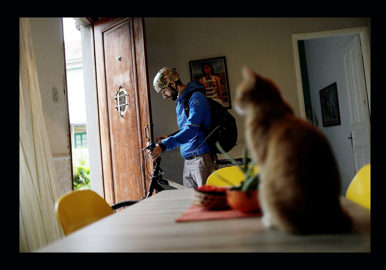 Los trabajadores del Teatro Municipal de Río, uno de los más prestigiosos de América Latina, dependen directamente del Estado de Río de Janeiro, que el pasado mes de julio decretó la situación de "calamidad financiera" para todo su territorio. La situación ha llegado a tal extremo que algunas bailarinas del ballet del teatro buscan dinero extra limpiando casas de amigas y el primer bailarín, Filipe Moreira, tuvo que vender su coche y ahora usa el de su madre para trabajar como conductor de Uber. El pasado primero de mayo se representó la ópera Norma, de Bellini, en forma de concierto, porque el coro debía ir a las funciones todos los días y no tienen dinero para desplazarse.