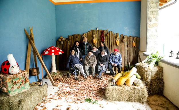 Miembros de Gorabide posan en el bosque que han creado este año. 