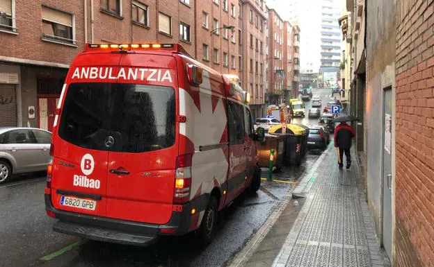 En primer plano, la ambulancia que atendió al hombre intoxicado por humo. 