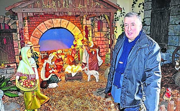 Pablo González Mecolay con un nacimiento italiano, de Fontanini, comprado en el Vaticano, en el claustro del Carmen. 