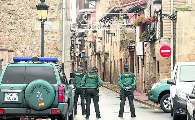 Efectivos de la Guardia Civil sellaron ayer los accesos a las dos casas ocupadas.