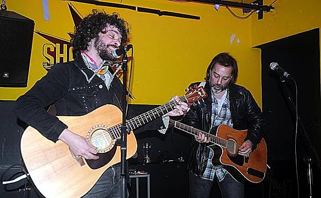 Coppel respaldando al visceral Gatoperro en el Shake!.