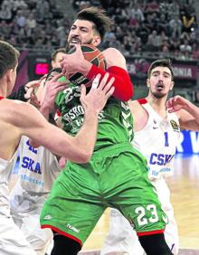 Imagen secundaria 2 - Nocioni se queja ante el colegiado Christodoulou en el partido de cuartos correspondiente al ejercicio 2012-13. Dejan Tomasevic evita el tapón de Turkcan en el primer choque de Euroliga que disputaron ambos equipos en la temporada 2001-02. Shengelia atrapa el balón entre De Colo y Khryapa durante el duelo de cuartos de final de la pasada campaña en la Euroliga.