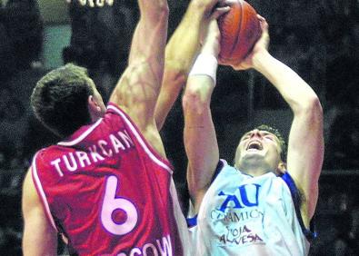 Imagen secundaria 1 - Nocioni se queja ante el colegiado Christodoulou en el partido de cuartos correspondiente al ejercicio 2012-13. Dejan Tomasevic evita el tapón de Turkcan en el primer choque de Euroliga que disputaron ambos equipos en la temporada 2001-02. Shengelia atrapa el balón entre De Colo y Khryapa durante el duelo de cuartos de final de la pasada campaña en la Euroliga.