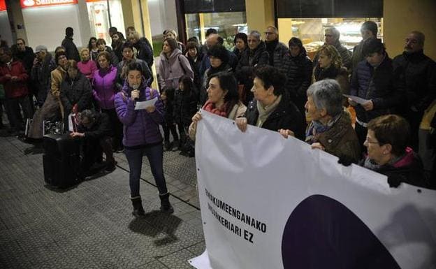 'No a la violencia contra las mujeres' encabezó la concentración de ayer por la tarde en el barrio Matiena de Abadiño. 