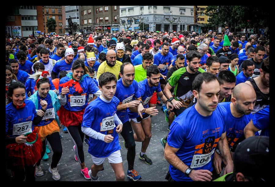 Cientos de corredores aficionados participan en la tradicional fiesta del atletismo de fin de año