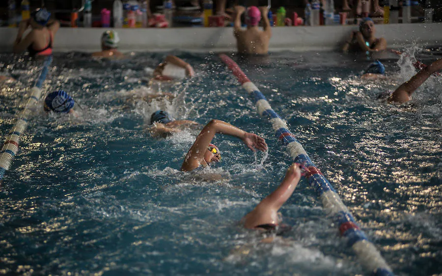 El club de natación de la localidad de la Margen Izquierda recauda más de 1.500 euros con una iniciativa solidaria celebrada este sábado en el polideportivo Mikel Trueba