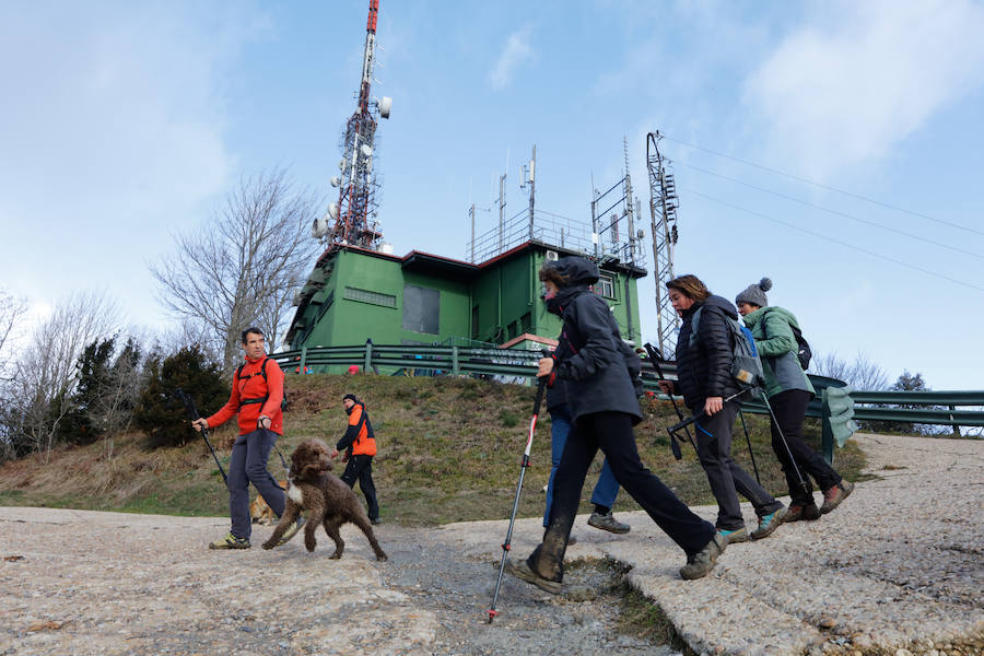 Como marcala tradición, los alaveses se han animado a subir al monte en las primeras horas del año