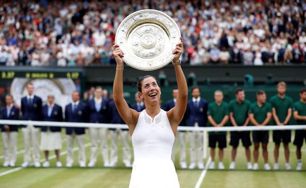 Garbiñe Muguruza con la 'ensaladera' de Wimbledon. 