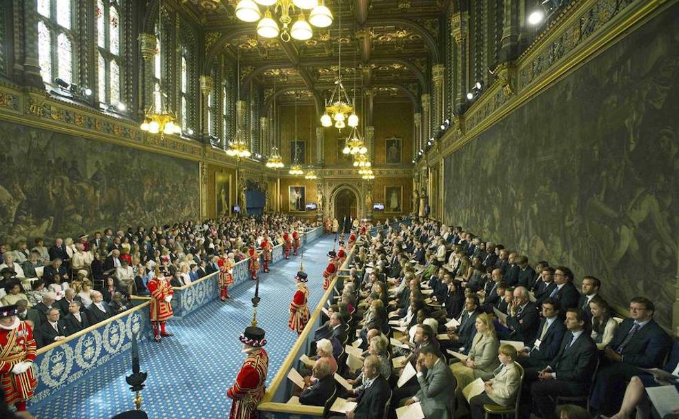 Parlamentarios e invitados se reúnen en la Galería Real de la Cámara de los Lores para apartura del Parlamento británico.