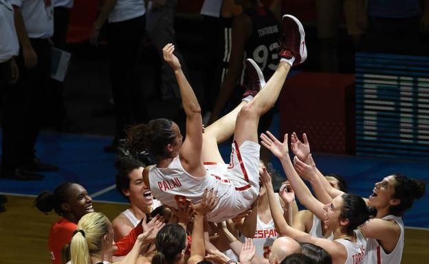 El equipo de España levanta a Laia Palau para celebrar su victoria tras la final del Eurobasket en Praga.