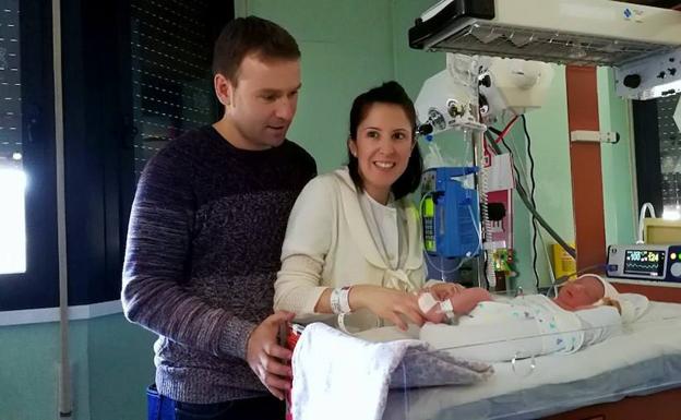 Lucía, junto a su madre. 