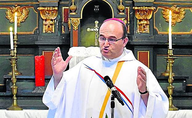 El obispo José Ignacio Munilla durante la celebración de una misa. 