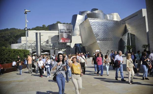 Una imagen habitual en el Guggenheim: los visitantes han acudido en masa al museo.