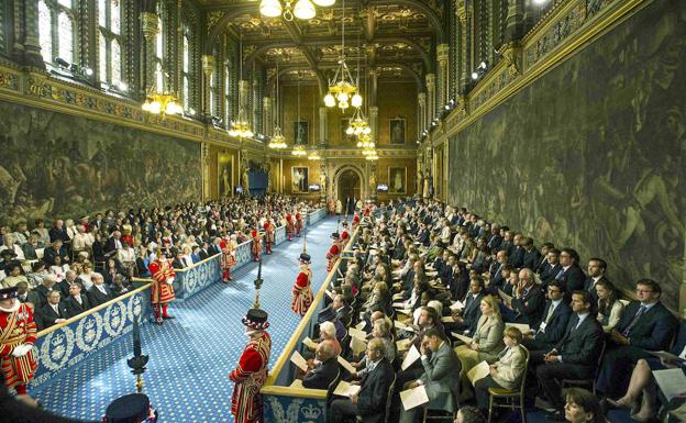 Diputados e invitados se reúnen en la Galería Real de la Cámara de los Lores para apartura del Parlamento británico.