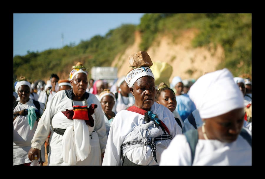 Miles de mujeres vestidas con trajes tradicionales caminan descalzas durante el peregrinaje anual de la Iglesia Bautista de Nazaret (Iglesia de Shembe) cerca de Durban, Sudáfrica. Cada año 20.000 seguidores de la Iglesia de Shembe se reúnen para caminar 50 kilómetros para llegar al monte sagrado para rezar y bailar. Su fundador, Isaya Shembe, afirmó haber sido abordado por el Espíritu Santo sobre la montaña sagrada de Nhlangagazi en Kwa Zulu Natal hace más de 100 años.