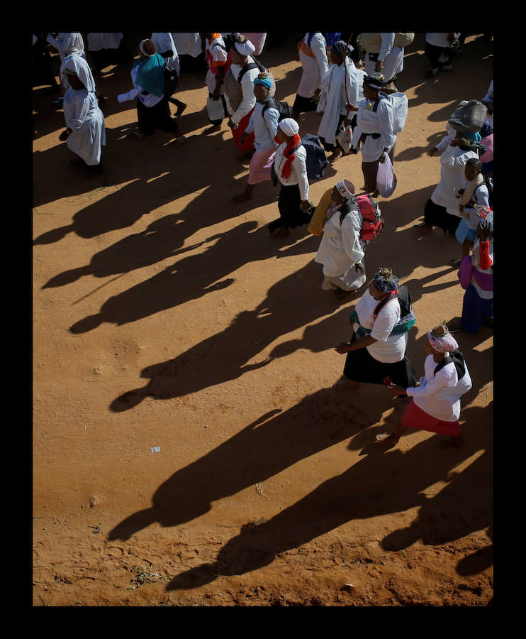 Miles de mujeres vestidas con trajes tradicionales caminan descalzas durante el peregrinaje anual de la Iglesia Bautista de Nazaret (Iglesia de Shembe) cerca de Durban, Sudáfrica. Cada año 20.000 seguidores de la Iglesia de Shembe se reúnen para caminar 50 kilómetros para llegar al monte sagrado para rezar y bailar. Su fundador, Isaya Shembe, afirmó haber sido abordado por el Espíritu Santo sobre la montaña sagrada de Nhlangagazi en Kwa Zulu Natal hace más de 100 años.