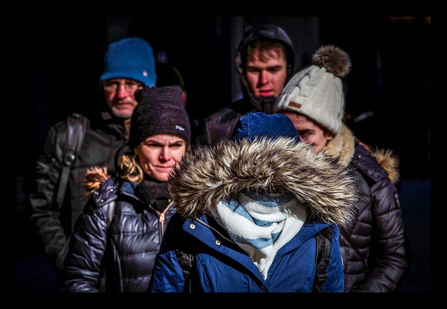 Hay miles de vuelos cancelados, las escuelas permanecen cerradas y el Senado ha suspendido sus votaciones para el resto de la semana. Además 12 personas han perdido la vida a causa de frio.