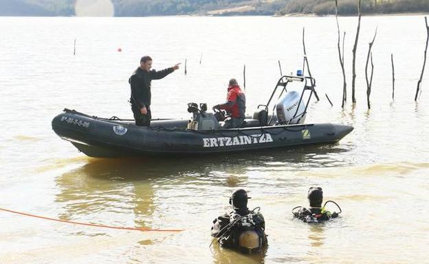 Los buzos de la Ertzaintza en el pantano de Urrunaga.