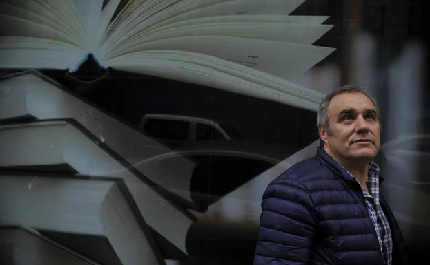 Carlos Morán, director del SKA y presidente de la red española de teatros públicos, ante el escaparate de una librería.