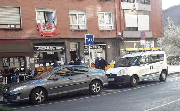 Parada de taxis de la calle Bixente Kapanaga, en el centro de Iurreta