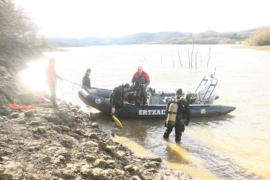 Efectivos de la Ertzaintza peinan hoy la zona del embalse donde fue visto Jon por última vez