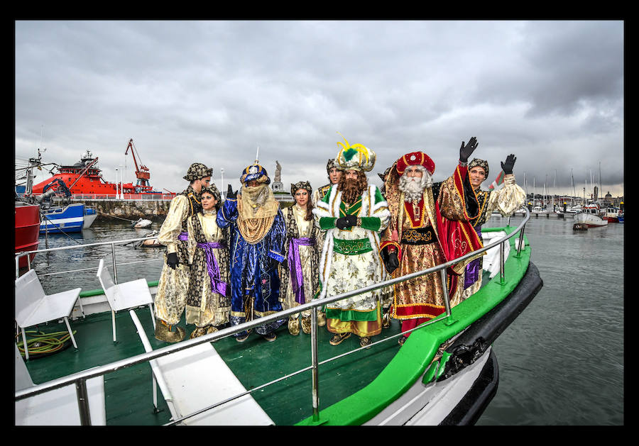 Sus Majestades de Oriente a también se han acercado a Santurtzi, donde han llegado en barco.