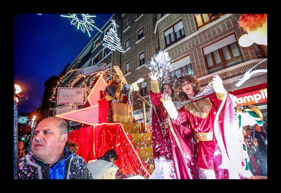 En Basauri los más pequeños también han disfrutado del desfile mágico que recorre las calles cada 5 de enero.