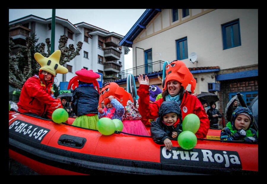 Getxo tampoco ha querido perder la cita con la tradicional calbagata que ha llenado de color las calles de la localidad.