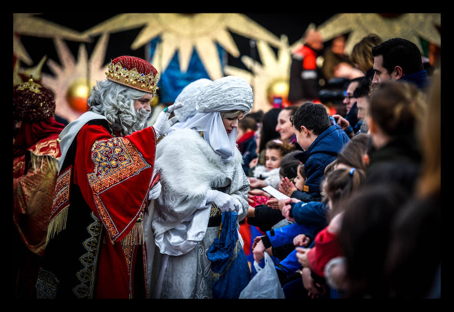 Los niños disfrutan de la llegada de los Reyes Magos a Barakaldo.