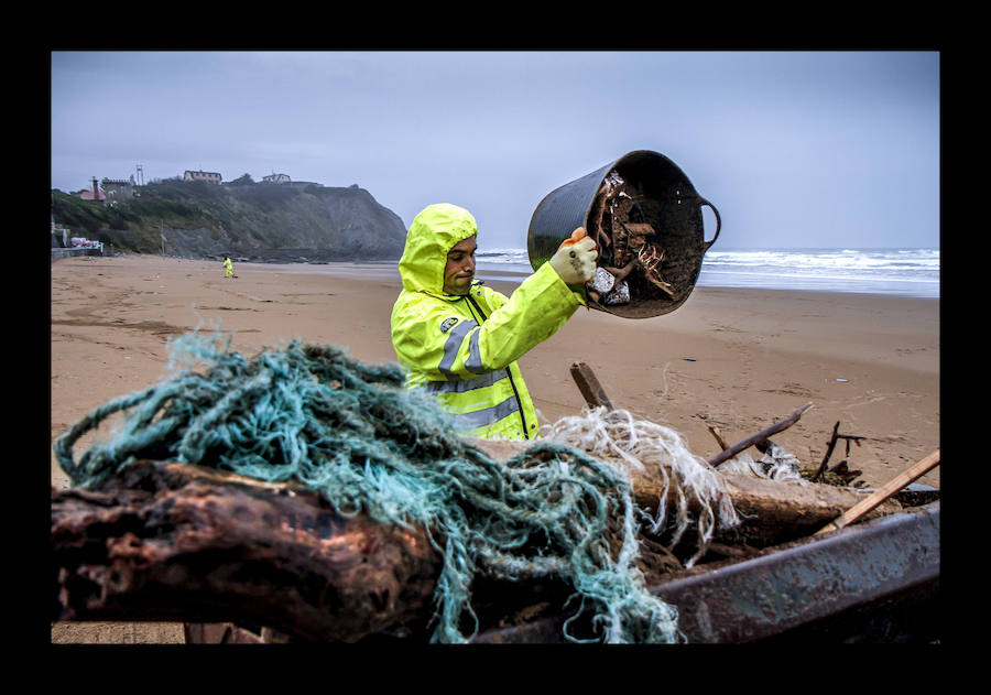 Hasta 1.500 toneladas de basura se recogen al año. Las fuertes lluvias llevan los residuos de los ríos al mar, donde los técnicos forales trabajan también en invierno