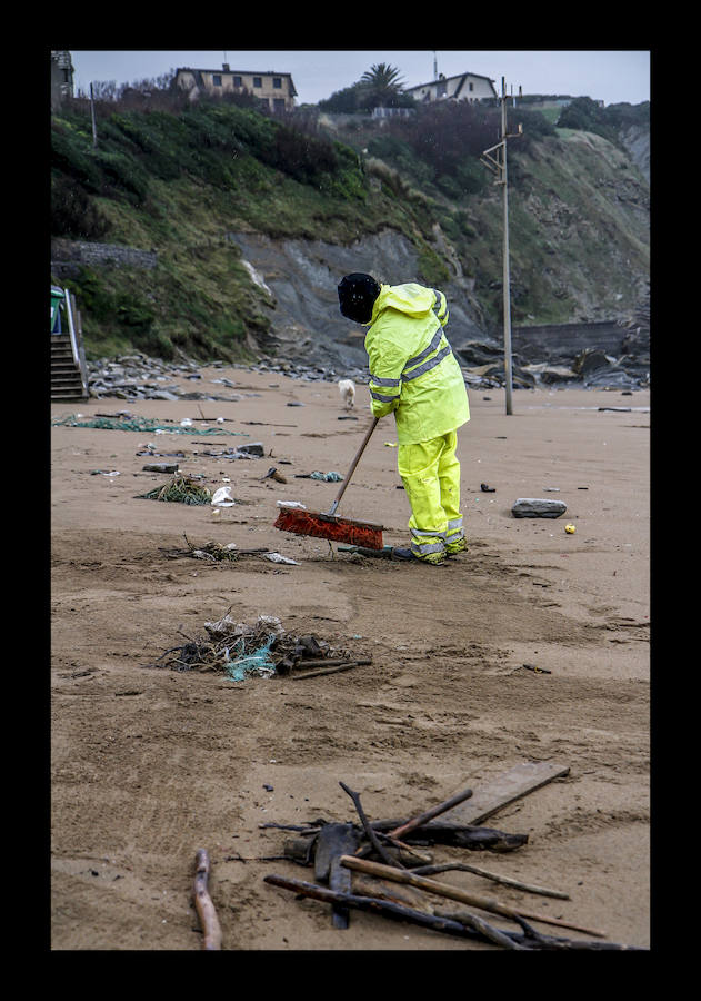 Hasta 1.500 toneladas de basura se recogen al año. Las fuertes lluvias llevan los residuos de los ríos al mar, donde los técnicos forales trabajan también en invierno